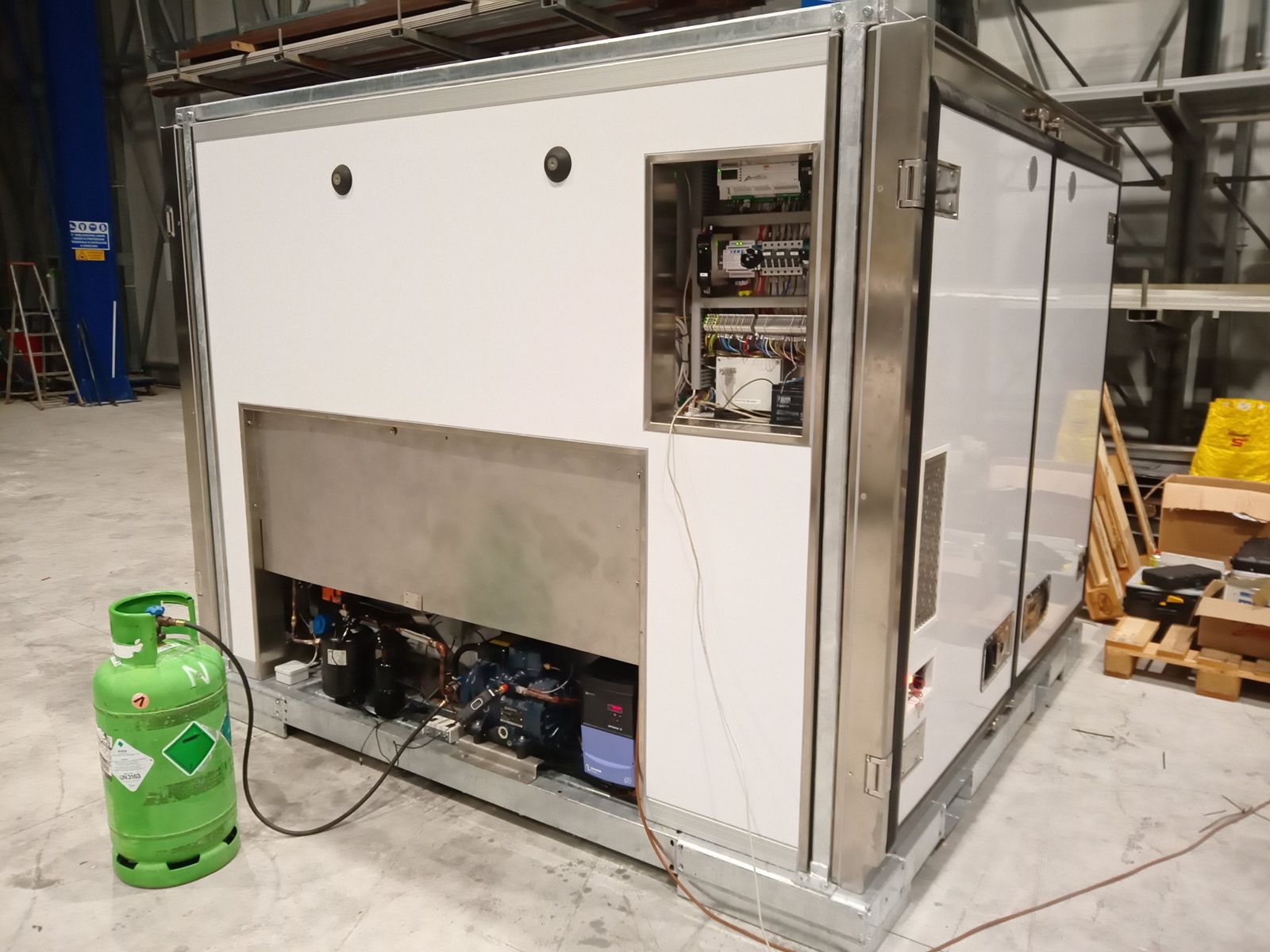 Vano tecnico aperto: compressore, inverter e quadro di bordo